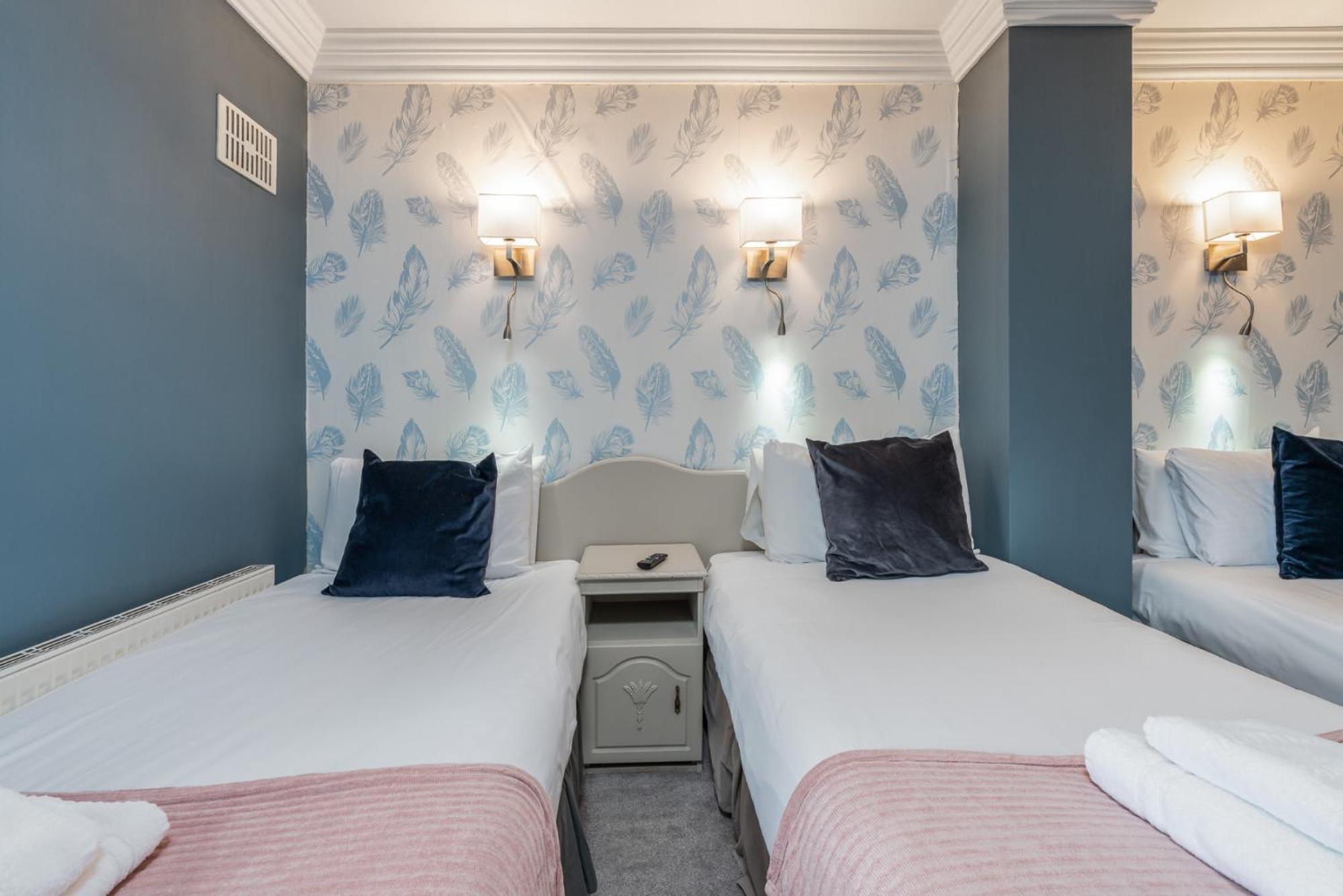 The Waterfront Townhouse Accommodation Килкени Екстериор снимка