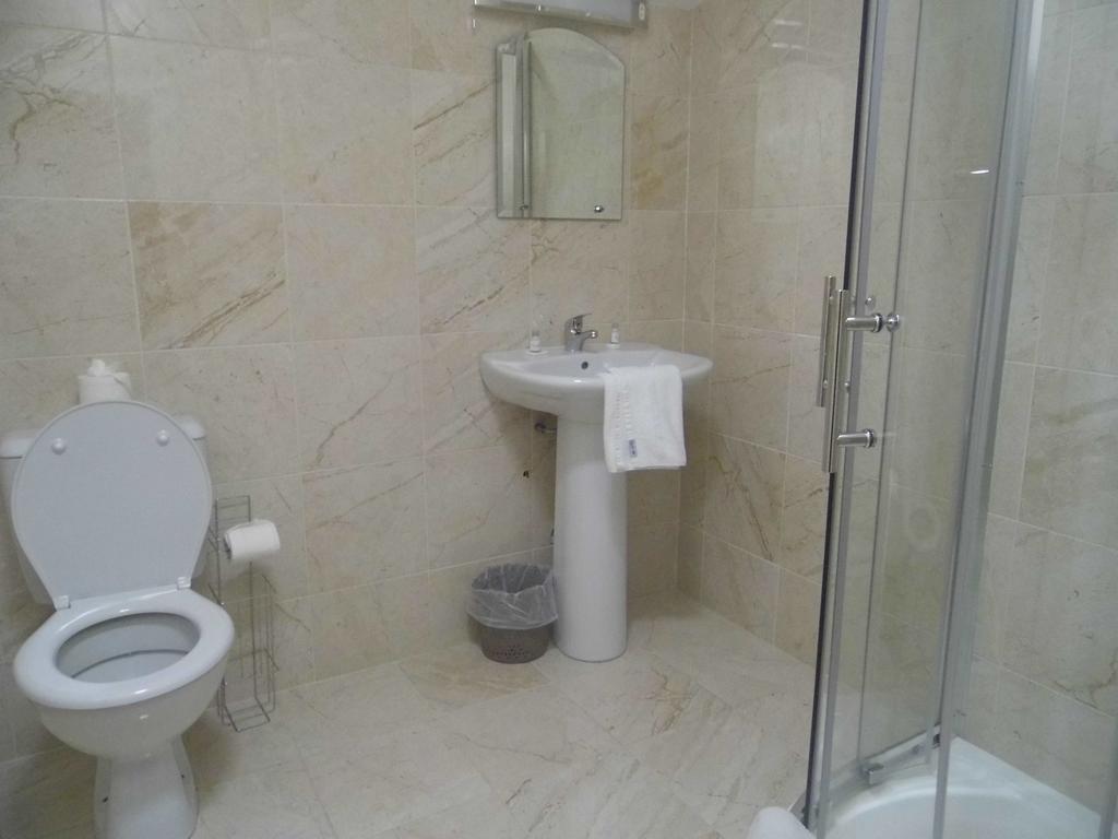 The Waterfront Townhouse Accommodation Килкени Екстериор снимка